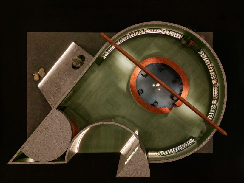 Pabellón circular de madera con huecos y huecos que muestra una variedad de texturas y acabados enchapados.