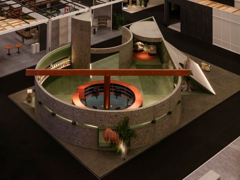 Pabellón circular de madera con huecos y huecos que muestra una variedad de texturas y acabados enchapados.