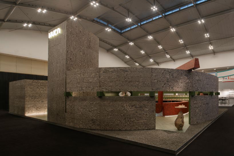 Pabellón circular de madera con huecos y huecos que muestra una variedad de texturas y acabados enchapados.