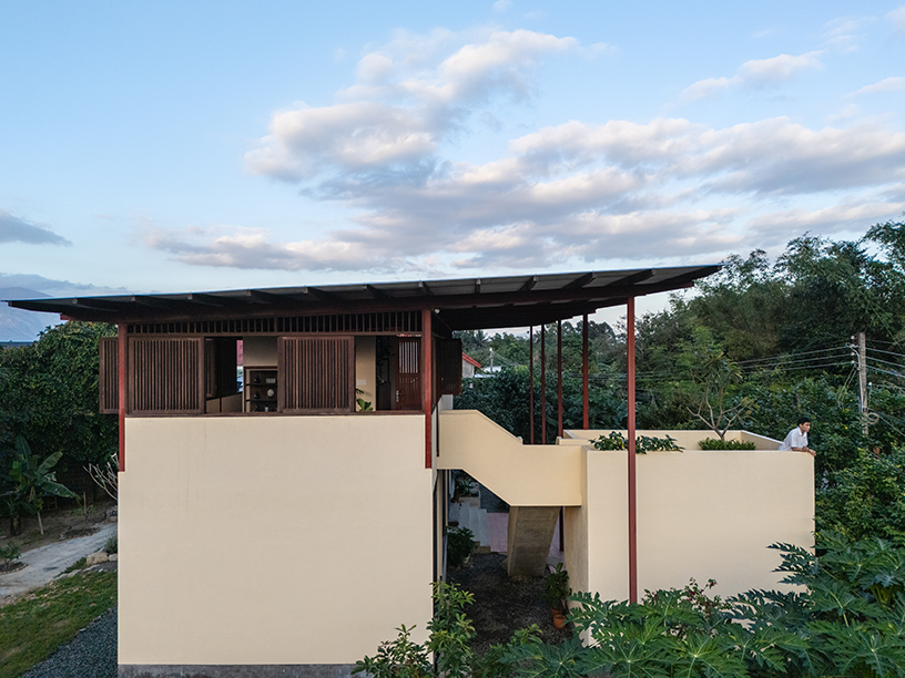 atap logam yang miring perisai ruang tamu terbuka rumah taman oleh sal di vietnam