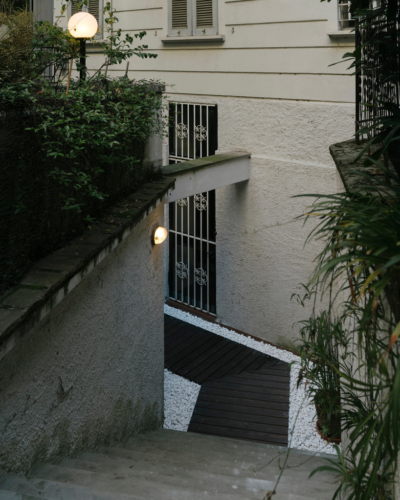Biombos de madera perforada filtran luces y sombras en el interior del estudio de cerámica milanesa - 1
