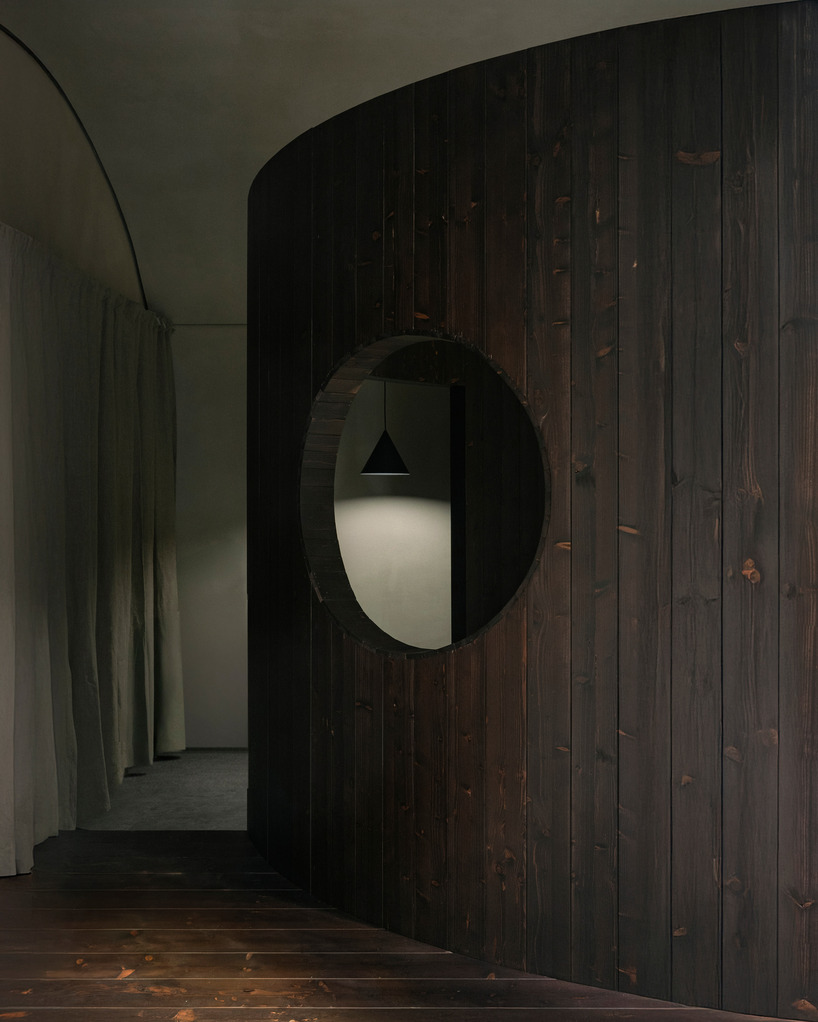 Biombos de madera perforada filtran luces y sombras en el interior del estudio de cerámica milanesa - 3