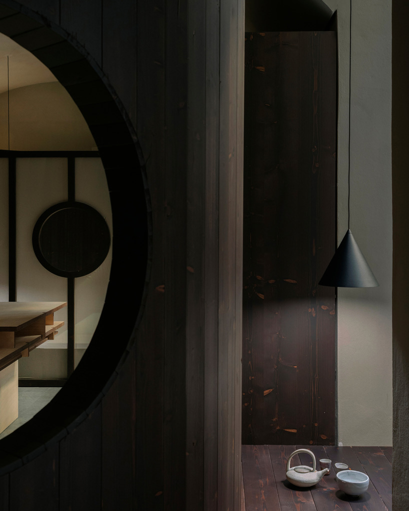 Mamparas de madera perforadas filtran luces y sombras en el interior del estudio de cerámica milanesa - 4