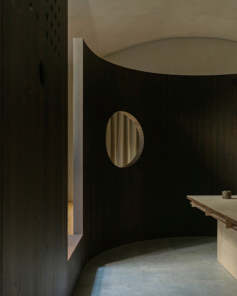 Mamparas de madera perforadas filtran luces y sombras en el interior del estudio de cerámica milanesa - 5