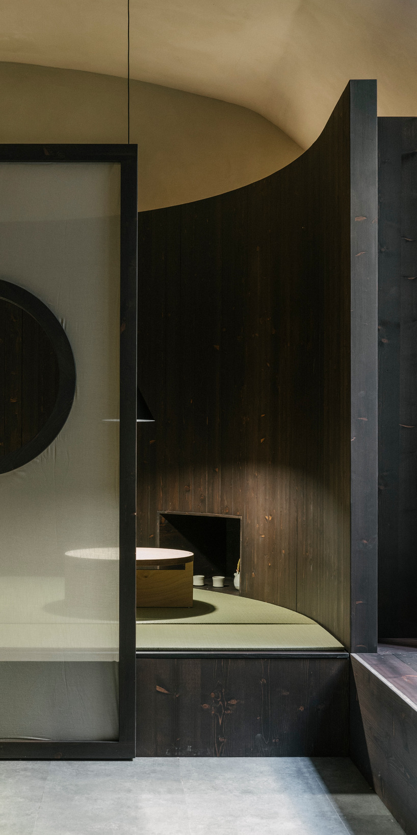 Biombos de madera perforada filtran luces y sombras en el interior del estudio de cerámica milanés - 7