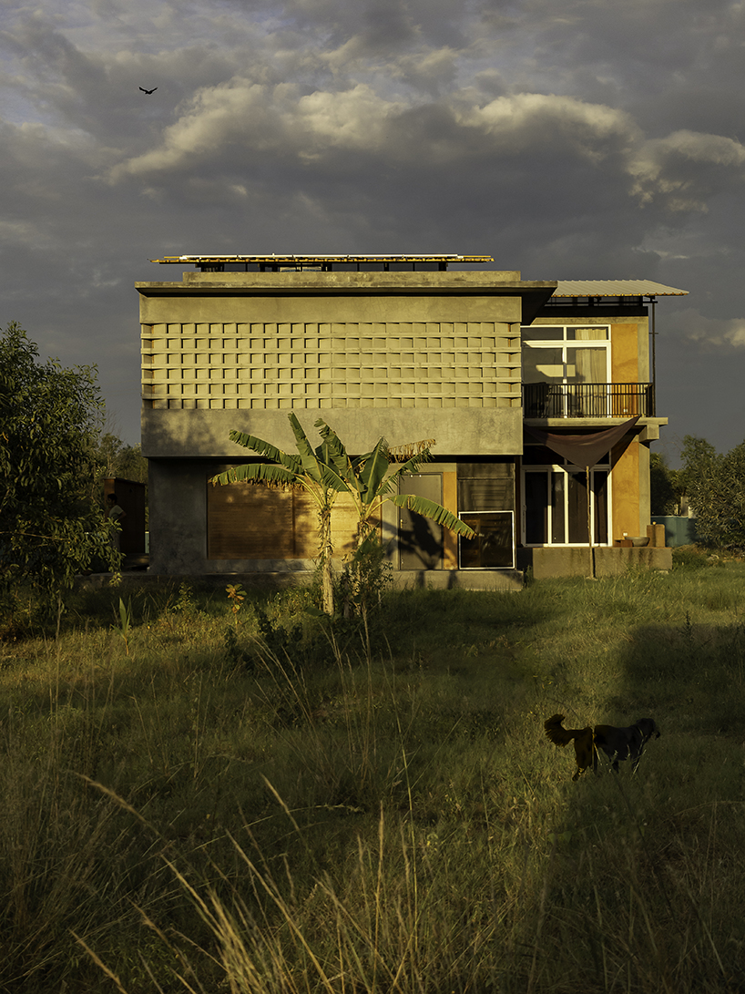 warmth and tactility of earth wrap bayhauz and dustudio's duo of houses in india