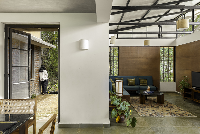 warmth and tactility of earth wrap bayhauz and dustudio's duo of houses in india
