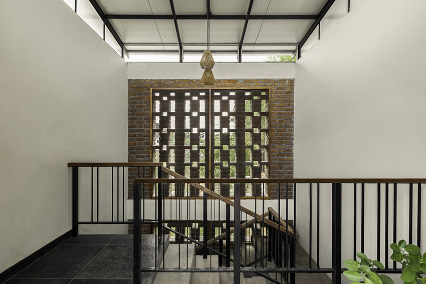 warmth and tactility of earth wrap bayhauz and dustudio's duo of houses in india