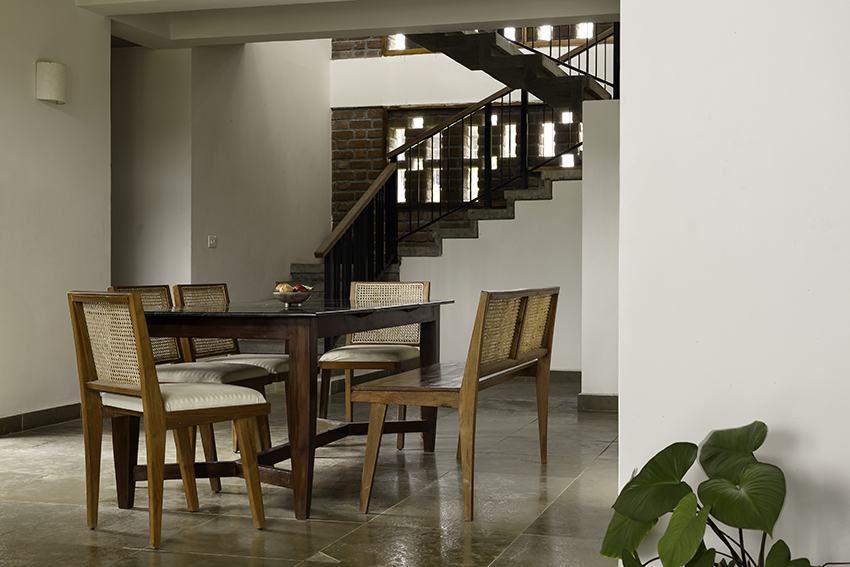 warmth and tactility of earth wrap bayhauz and dustudio's duo of houses in india