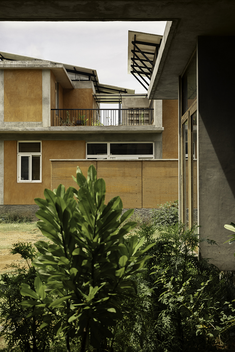 warmth and tactility of earth wrap bayhauz and dustudio's duo of houses in india