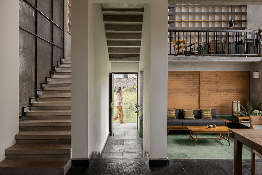 warmth and tactility of earth wrap bayhauz and dustudio's duo of houses in india