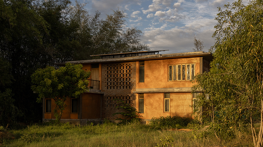 warmth and tactility of earth wrap bayhauz and dustudio's duo of houses in india