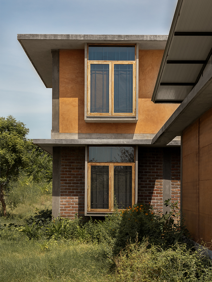warmth and tactility of earth wrap bayhauz and dustudio's duo of houses in india