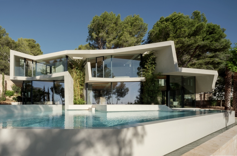 jagged, folded gestures wrap around caballero colón's can tudó house in spain