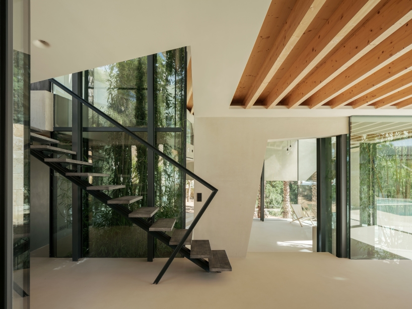 jagged, folded gestures wrap around caballero colón's can tudó house in spain