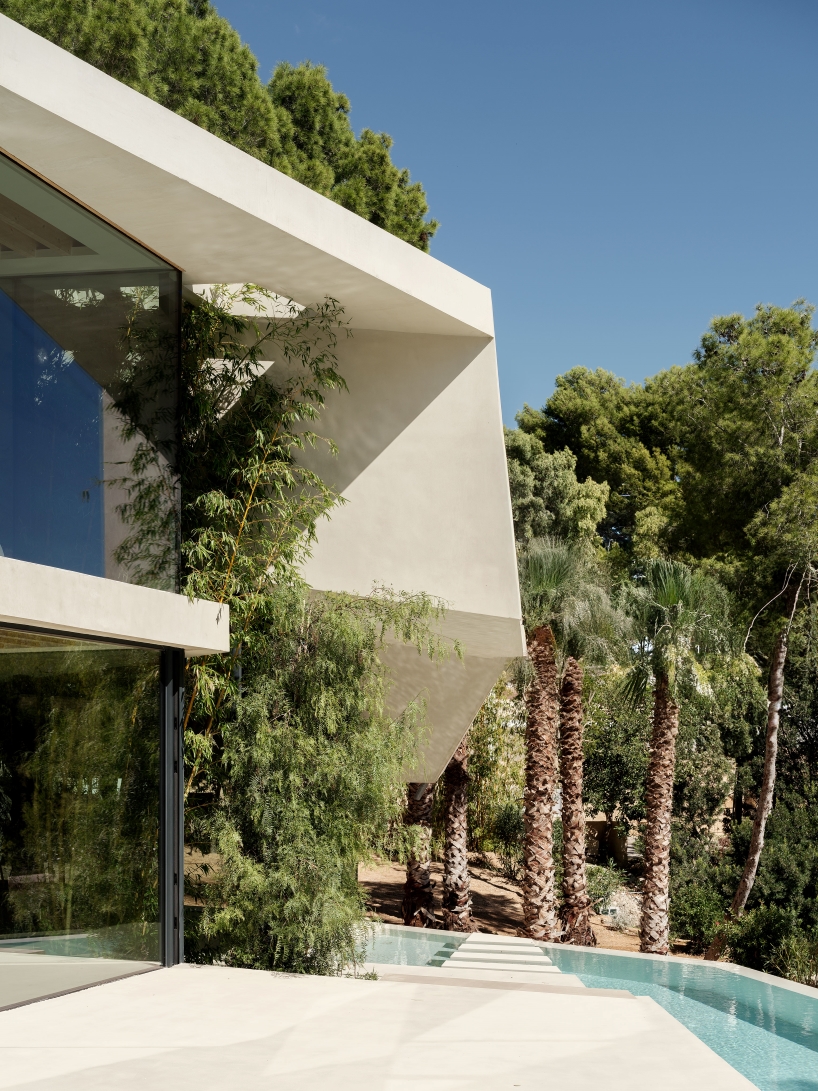 jagged, folded gestures wrap around caballero colón's can tudó house in spain