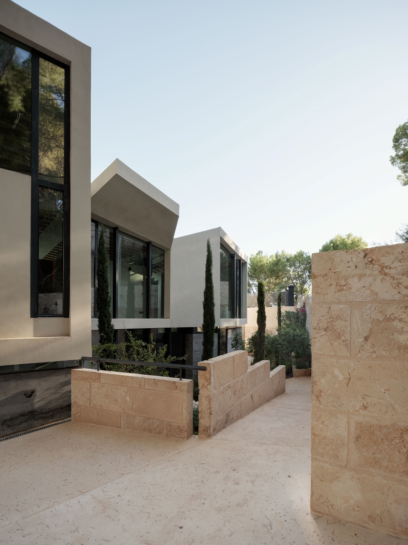 jagged, folded gestures wrap around caballero colón's can tudó house in spain