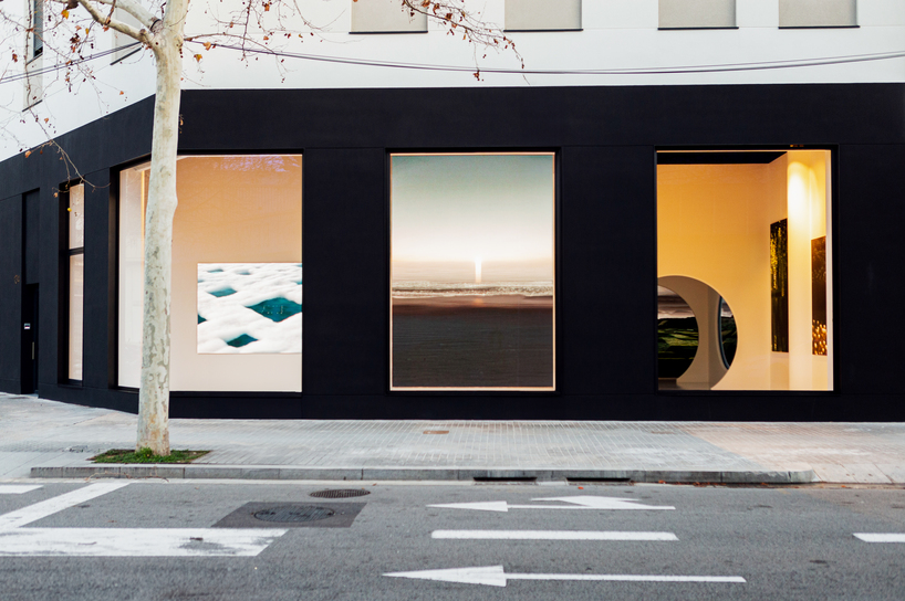 load gallery's immersive 360-degree setup showcases digital art exhibition in barcelona