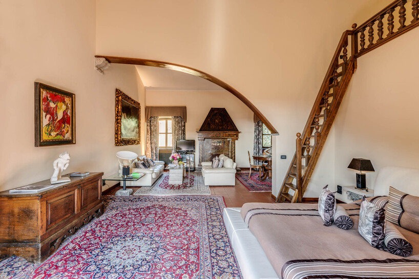 obras del pintor italiano transforman el hotel de lujo il bottaccio en una galería de vida integrada