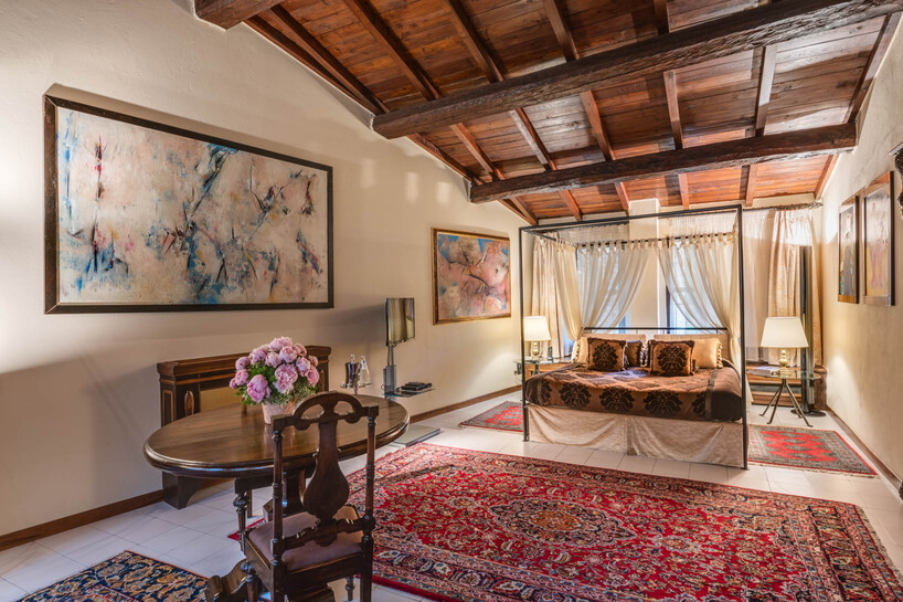 obras del pintor italiano transforman el hotel de lujo il bottaccio en una galería de vida integrada