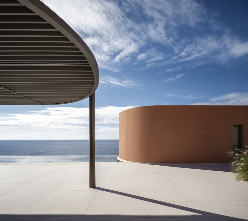 El complejo Ouron está incrustado en las laderas de una isla griega y abarca tres niveles de terrazas: 7