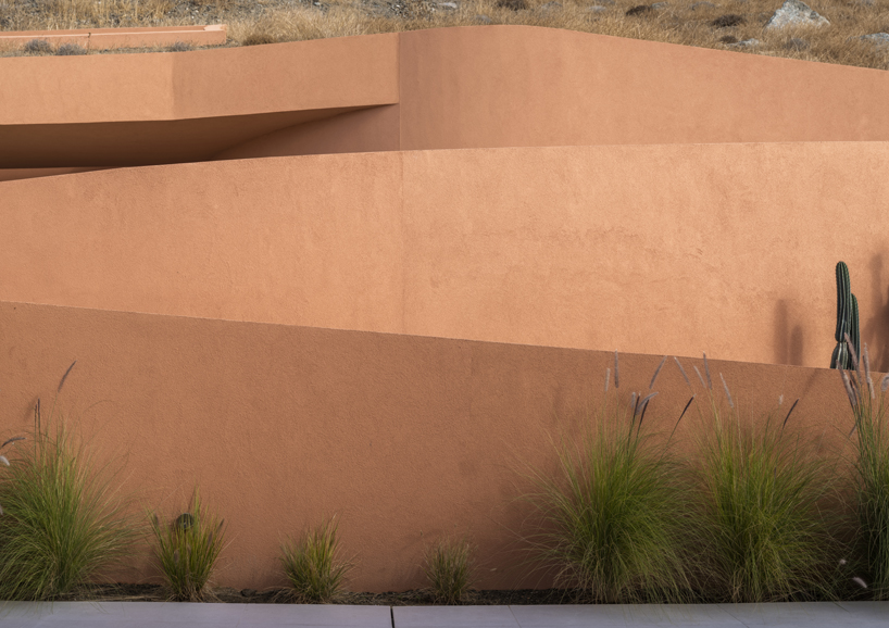 El complejo Ouron está incrustado en las laderas de una isla griega y abarca tres terrazas: 8