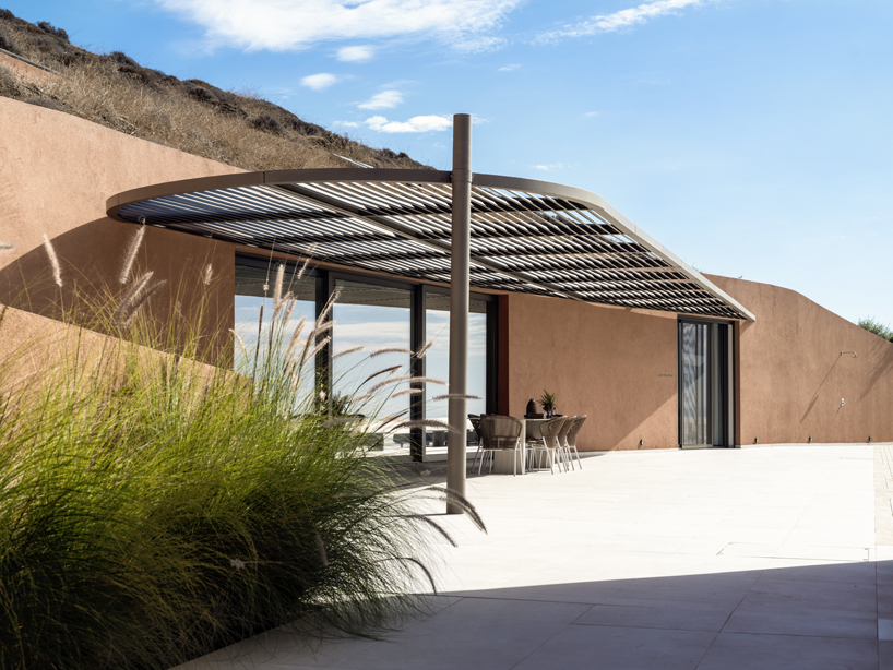 El complejo Ouron está incrustado en las laderas de una isla griega y abarca tres terrazas: 4