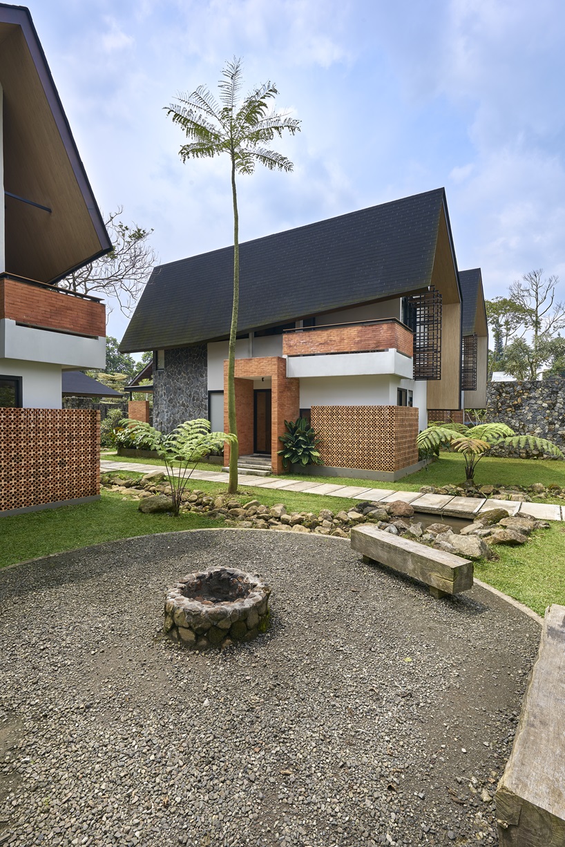 e.Re studio architects coats lenirra villas' gables in dark-toned roof shingles