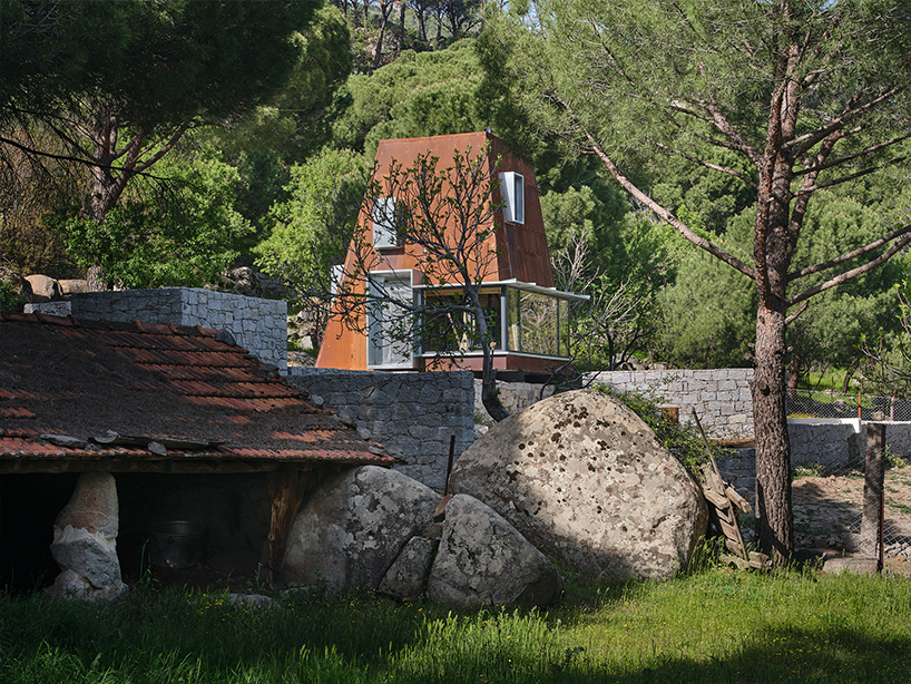 Kabin sudut baja Corten muncul di antara hutan Pergamon di Türkiye