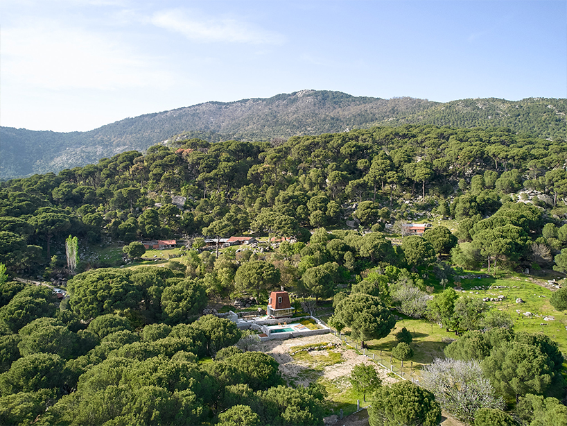 Kabin sudut baja Corten muncul di antara hutan Pergamon di Türkiye
