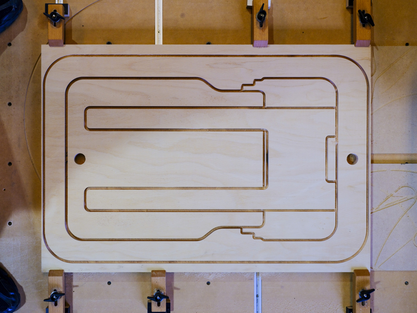 holder objects reintroduces iconic argentinian plaka chair by ricardo blanco