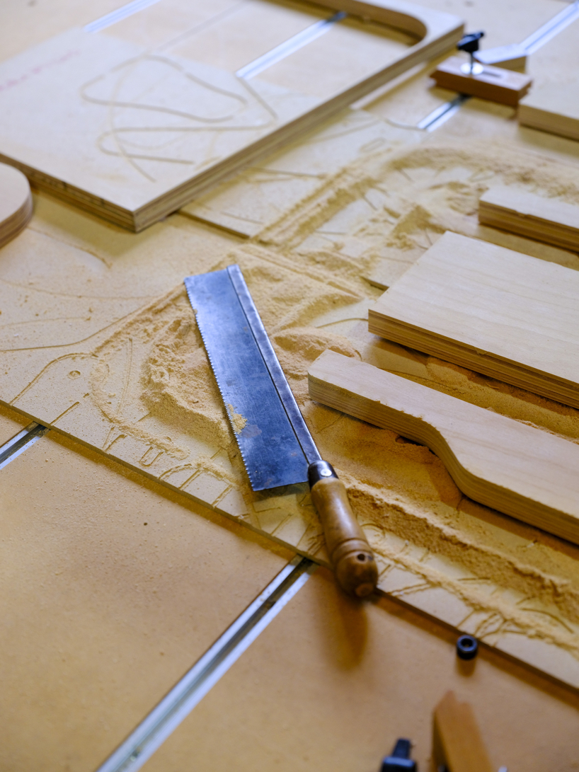 holder objects reintroduces iconic argentinian plaka chair by ricardo blanco