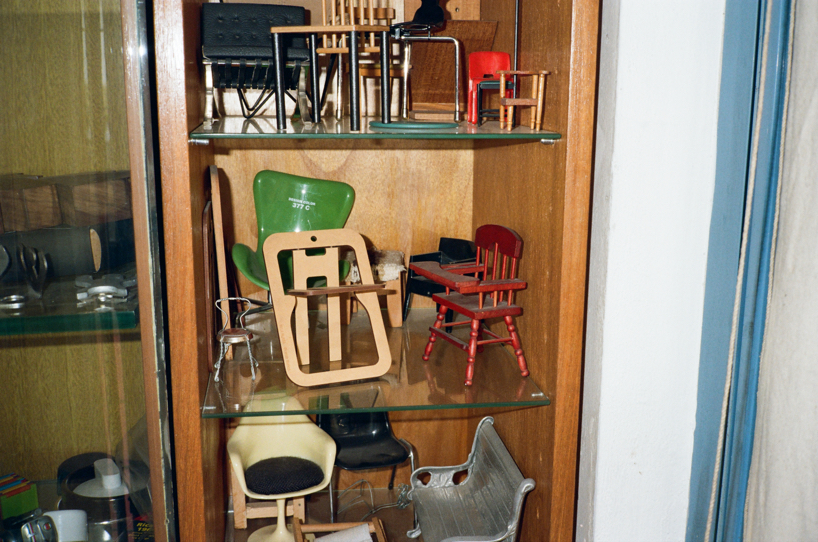 holder objects reintroduces iconic argentinian plaka chair by ricardo blanco