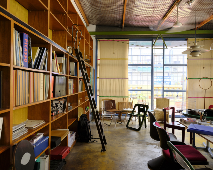 holder objects reintroduces iconic argentinian plaka chair by ricardo blanco