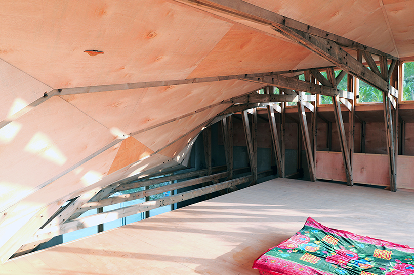 transforming roofscape expands over timber farmhouse in yunnan, china