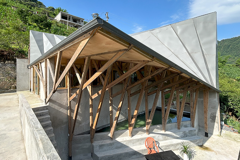 transforming roofscape expands over timber farmhouse in yunnan, china