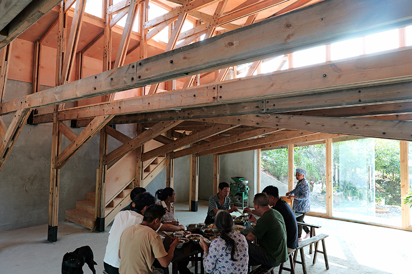 transforming roofscape expands over timber farmhouse in yunnan, china