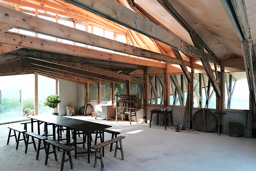 transforming roofscape expands over timber farmhouse in yunnan, china