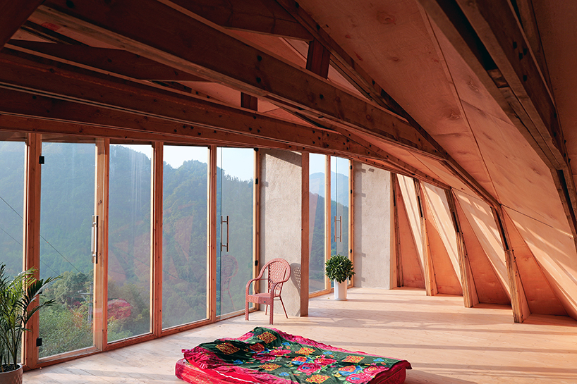 transforming roofscape expands over timber farmhouse in yunnan, china