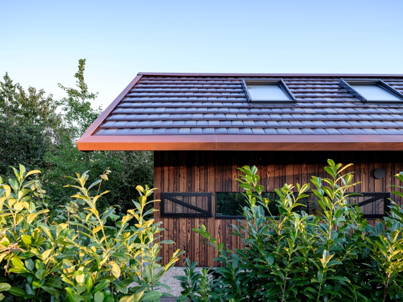 sustainable holiday home on dutch island blends japanese woodworking techniques with local heritage 9