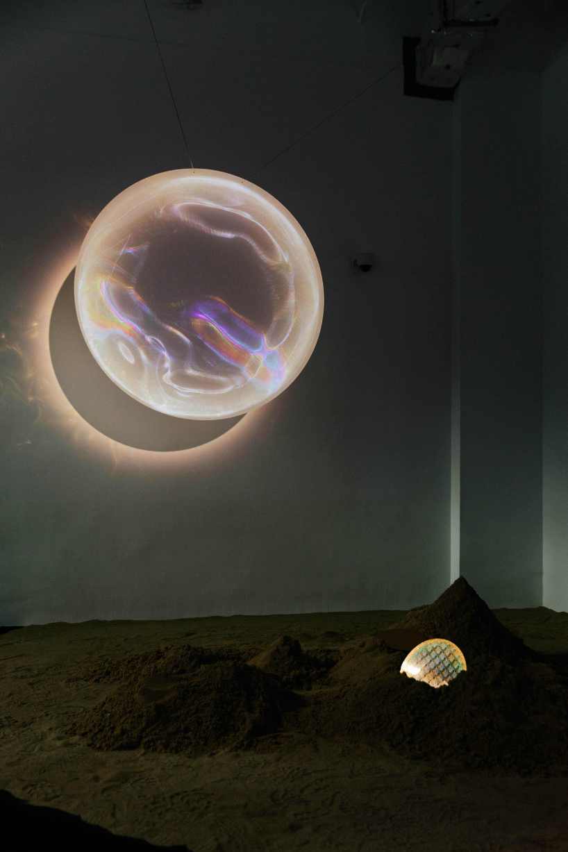 La exposición de Black Void en Shanghai muestra un planeta cambiante a través de la instalación de la nube digital