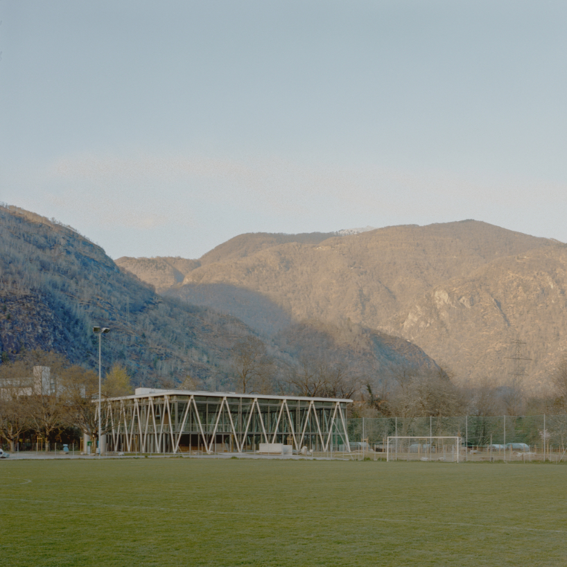 lattice of beams enfolds multipurpose gymnasium's facade in switzerland by demattè fontana