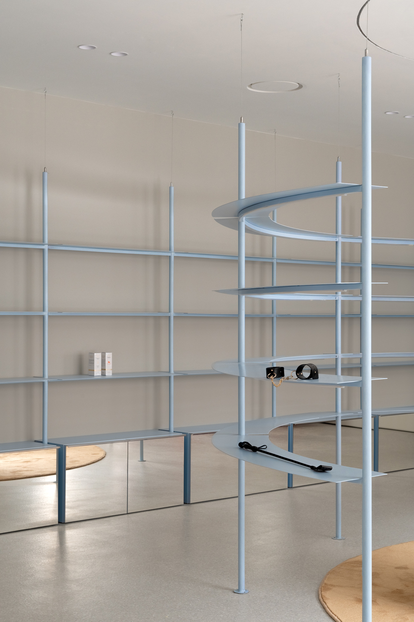 Rak Siringan Rak Garis Besar Interior Minimal Toko Seks Noy di Kiev