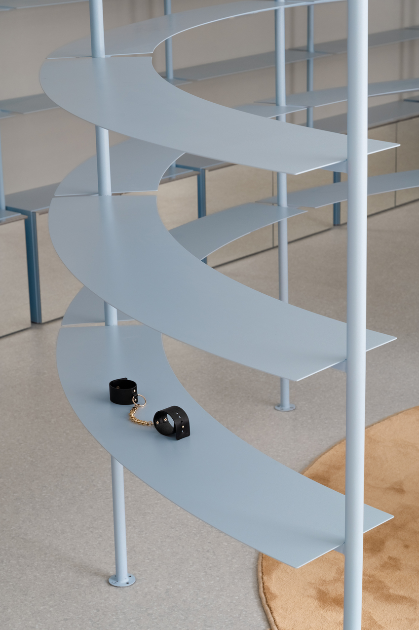 Rak Siringan Rak Garis Besar Interior Minimal Toko Seks Noy di Kiev