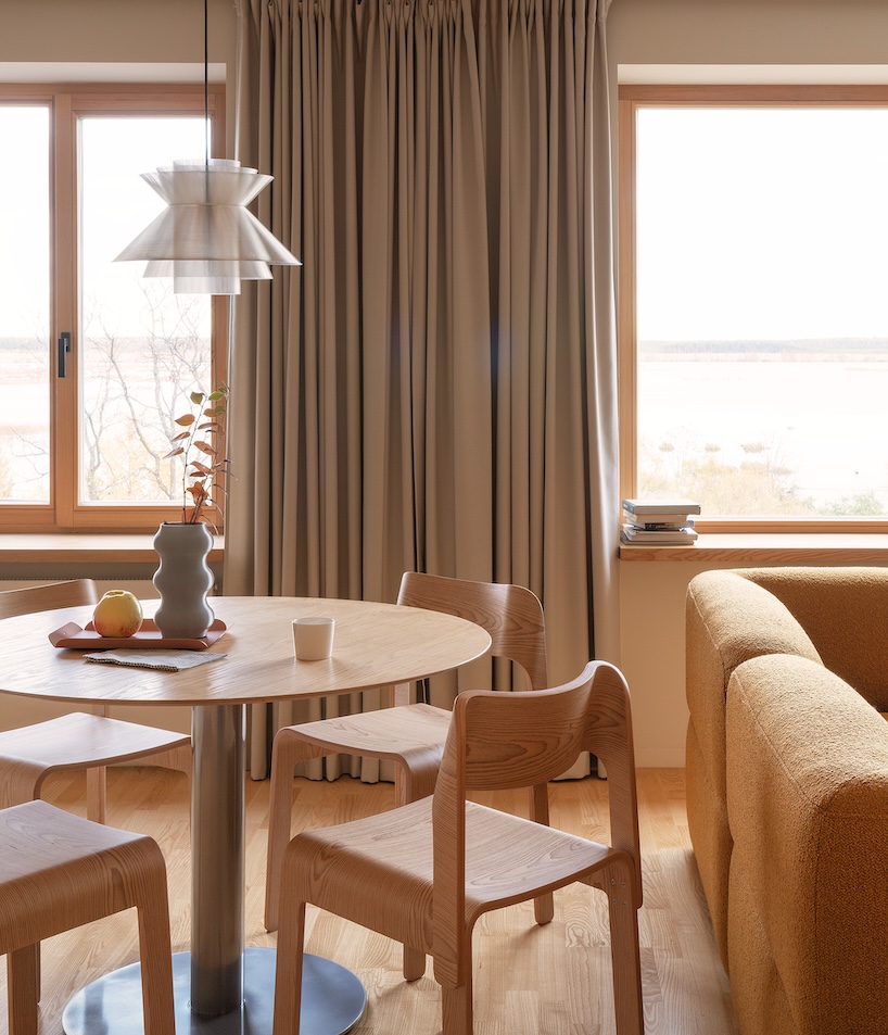 moulded birch plywood bends and curves to shape wave dining chair