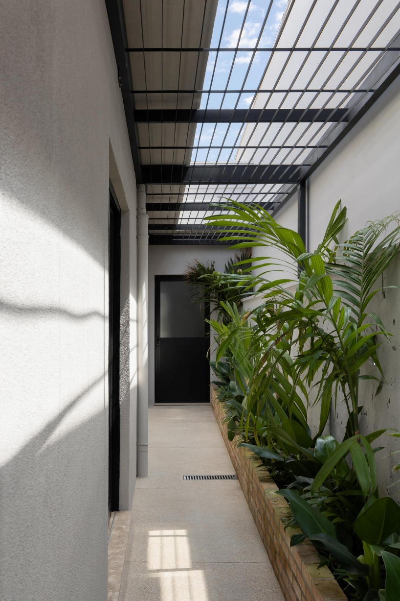 OTUS Clinic convierte la renovación moderada en un poderoso gesto arquitectónico 12