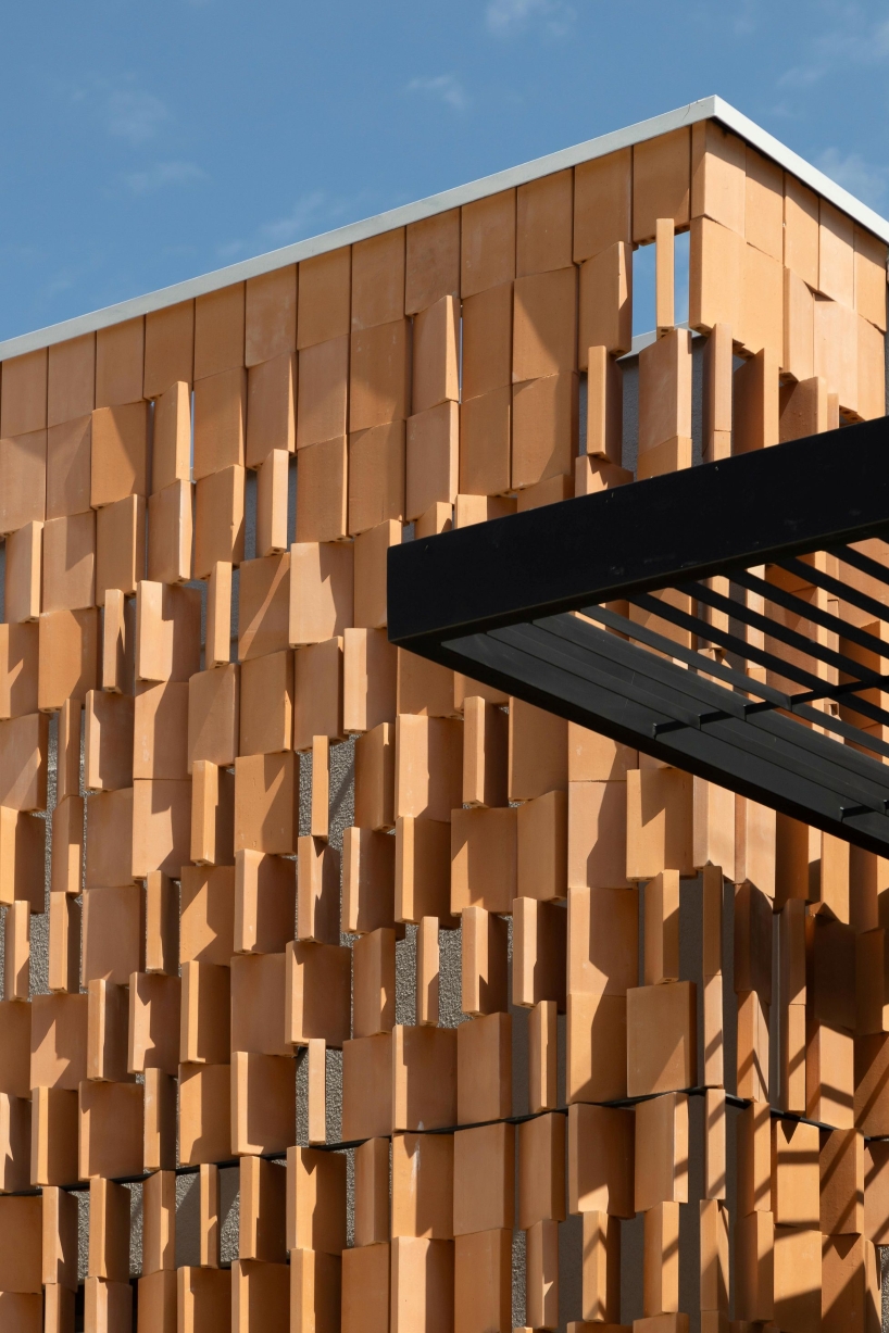 OTUS Clinic convierte la renovación moderada en un poderoso gesto arquitectónico 3