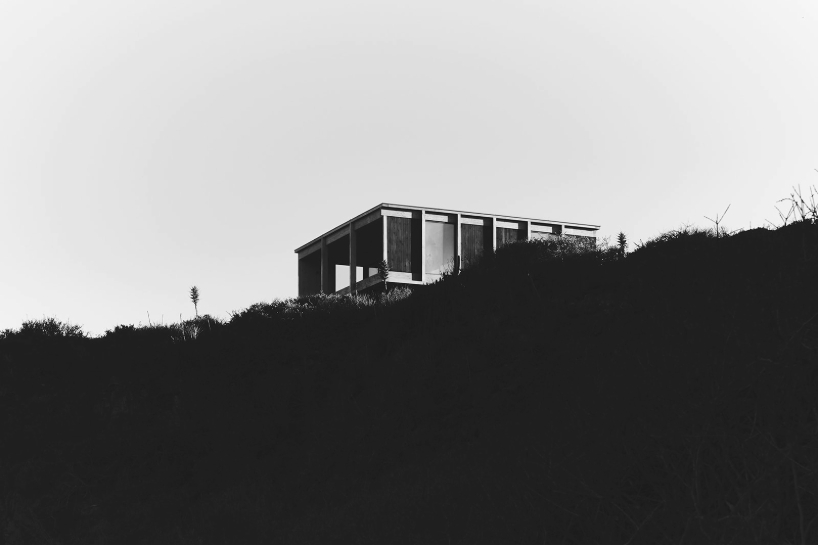 the house is built on the coastal edge of Punta Hueso