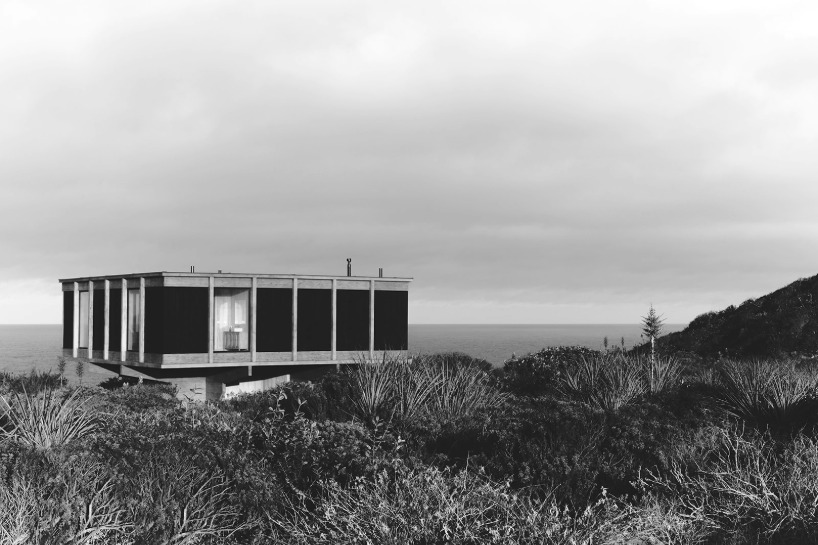 natural environment surrounds the residence