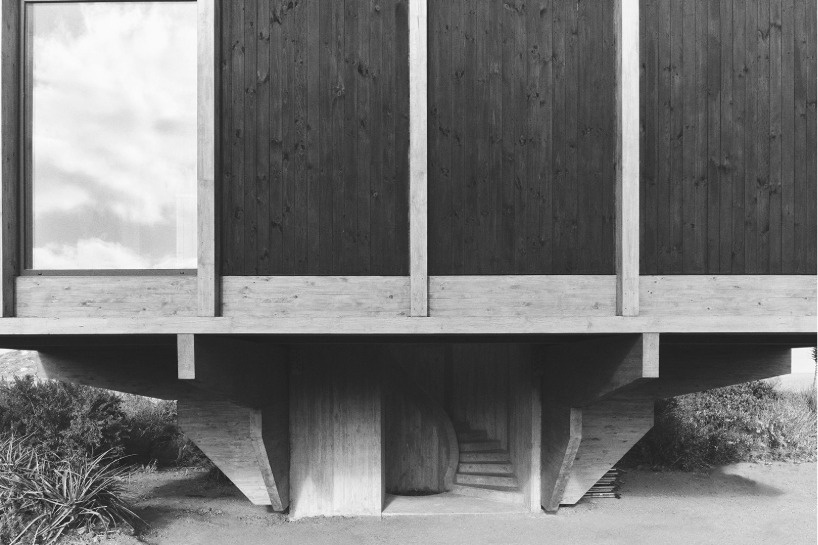 view of the beginning of the staircase